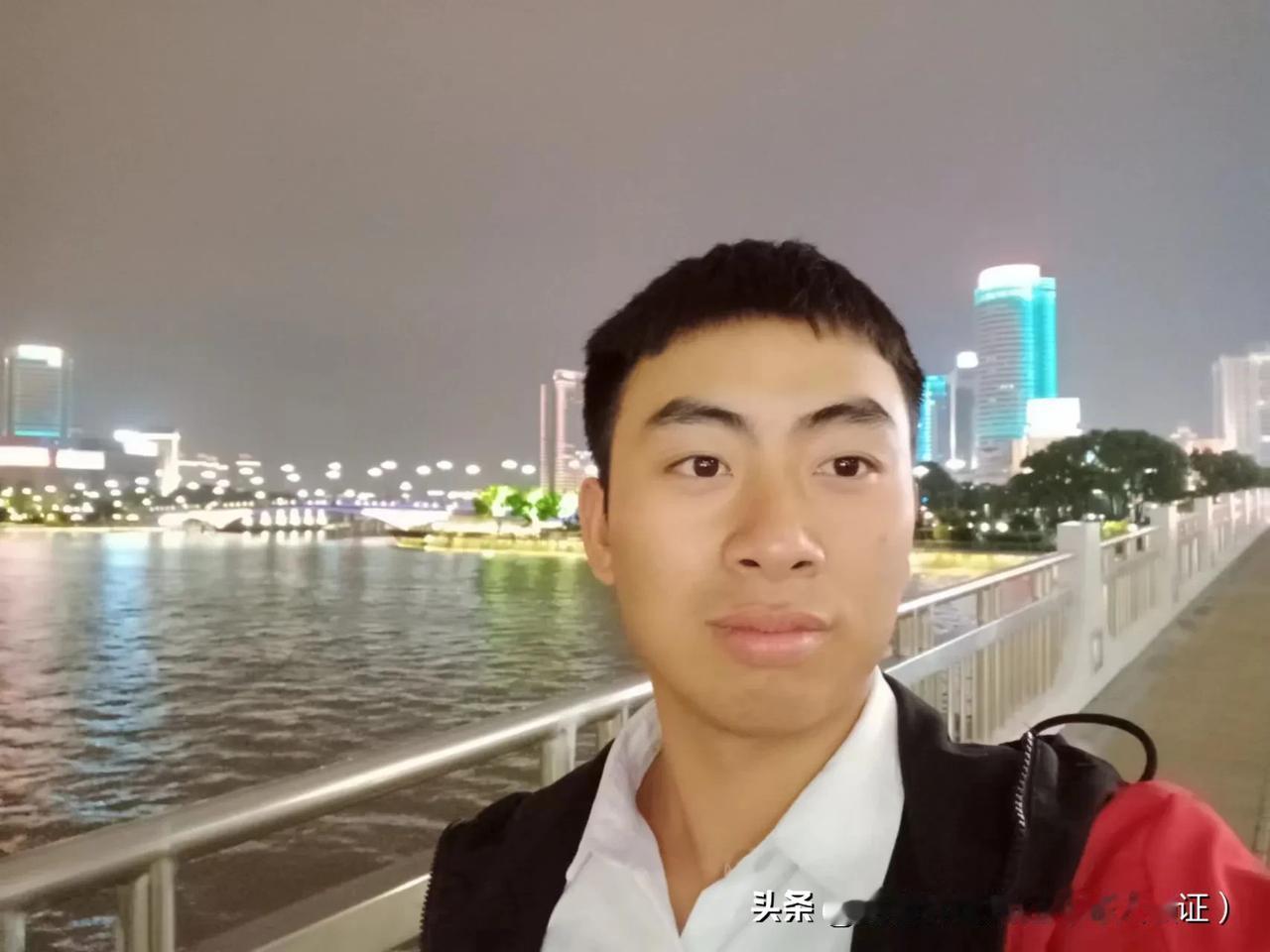 我出生于1996年末，今年27岁，私企员工。以下是我的目前生活情况的描述：
1.