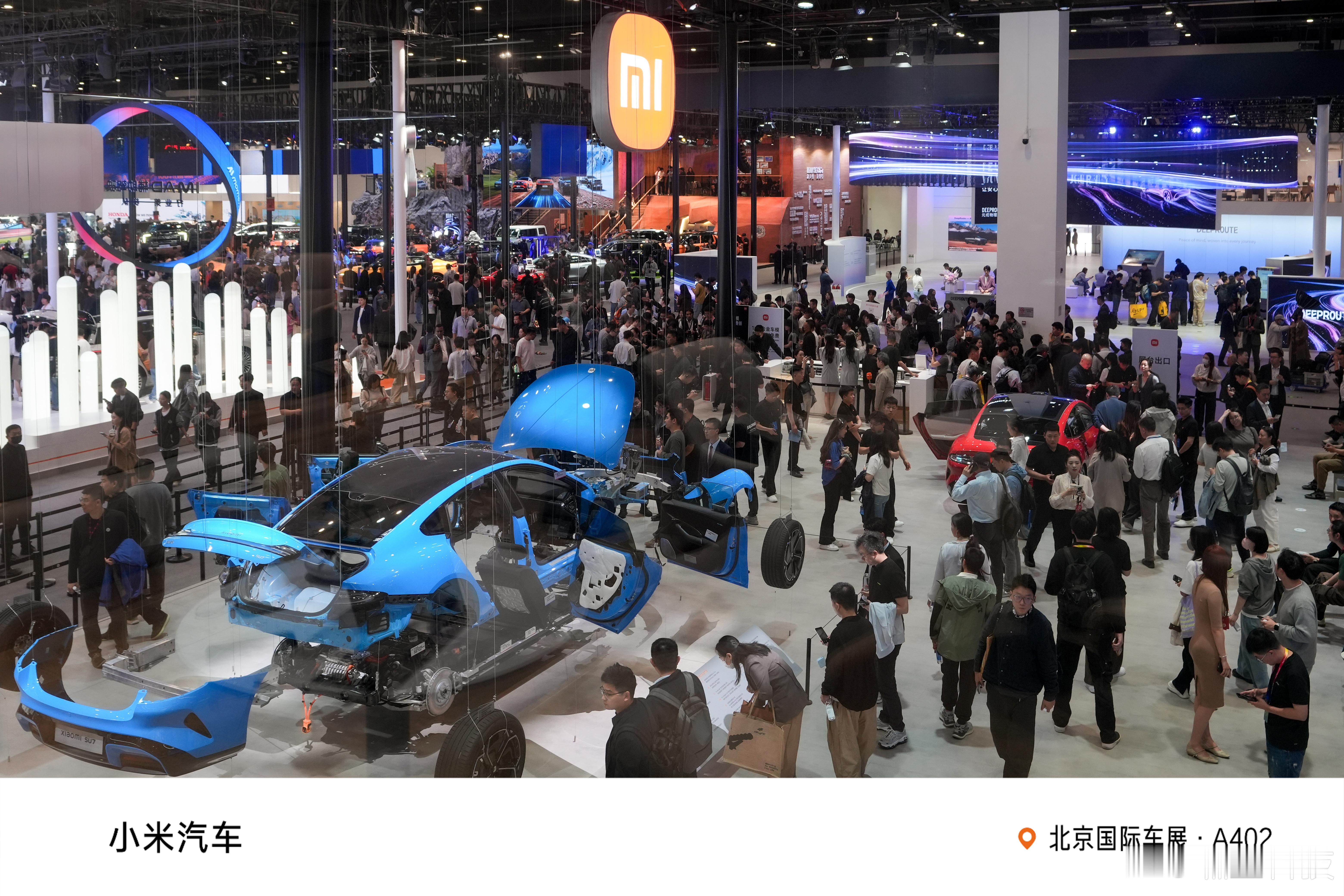 老外踮脚看中国智造 雷总站台2小时，人潮几乎挤满了整个空间。而北京车展小米展台这