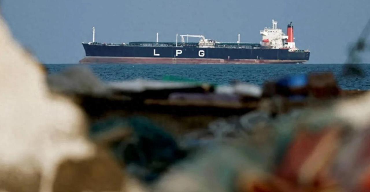 14 日：遭美国制裁的中国油轮在美国声称封锁后穿越霍尔木兹海峡。

一艘遭美国制