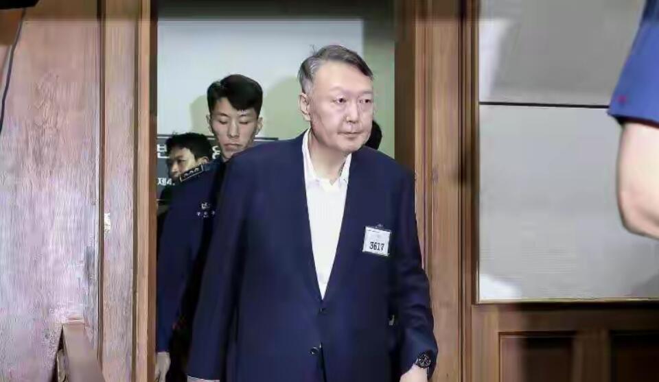 特检组求刑十年，指控尹锡悦滥用权力、意图构建独裁体制！前总统从权力巅峰跌落，反映