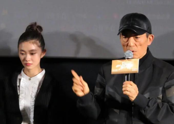 2016年，张艺谋认真叮嘱16岁的刘浩存:“你就等着啊，别乱接戏，别拍广告，保持