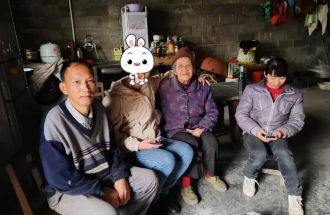 1980年的湖南山坳，7岁的春妹正蹲在自家门口看竹影摇晃，空气里弥漫着老辣酱的辛