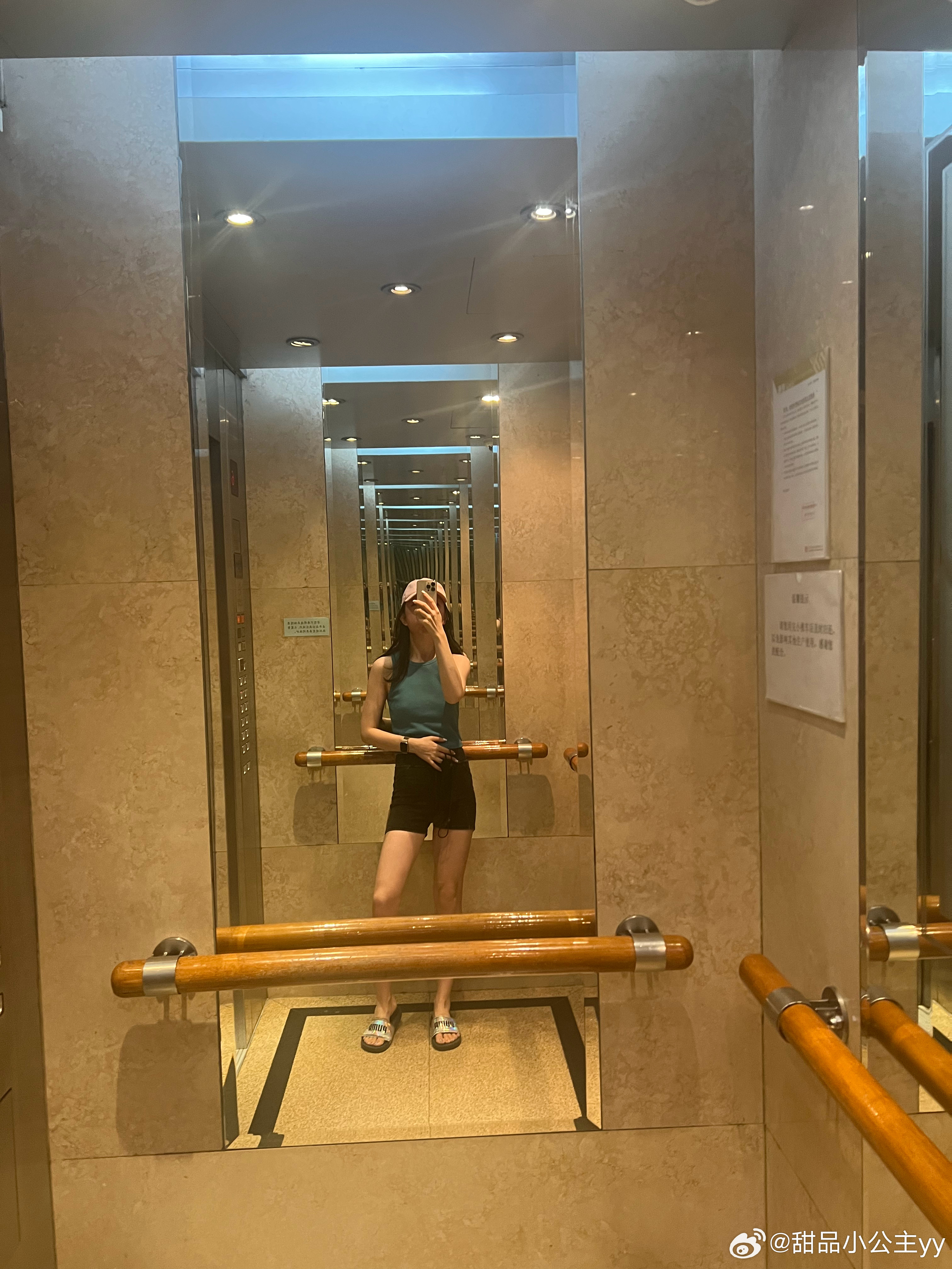 太晒了真的。胳膊腿手三个颜色。楼上凿，外面晒，只能商场里呆着最近跑步多，后背都是
