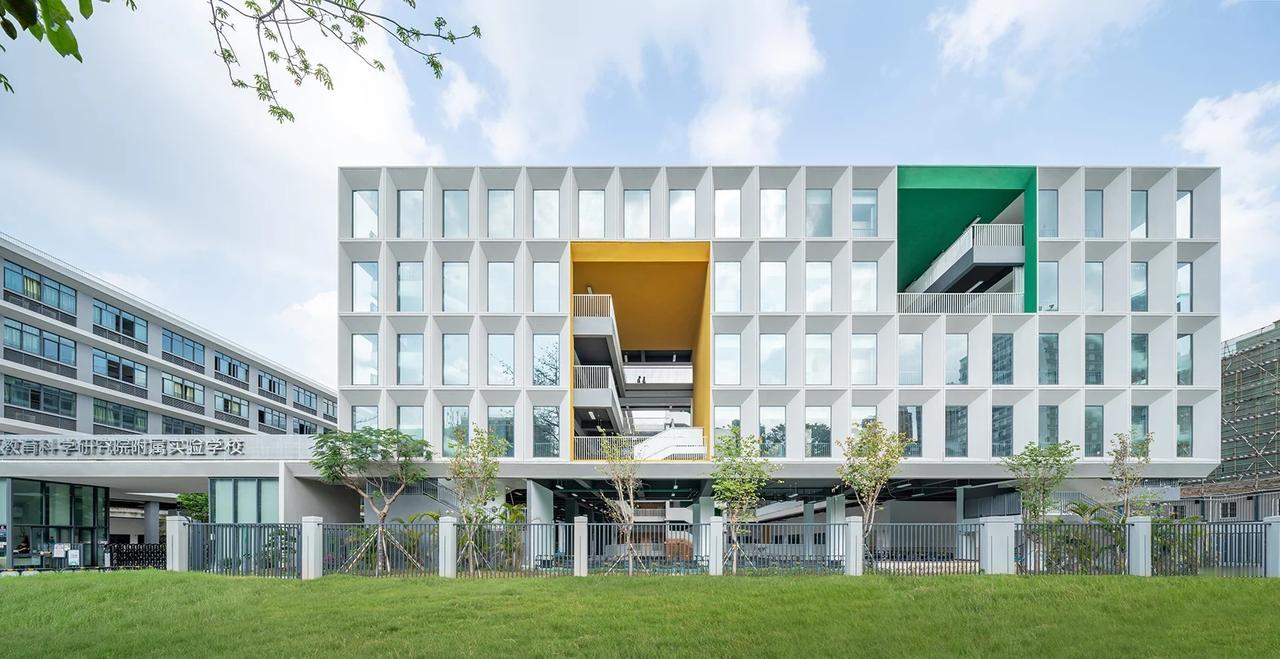 格构+彩洞+乐高式设计，深圳这所学校太会了
以格构式设计立形，彩色洞口破局，
既