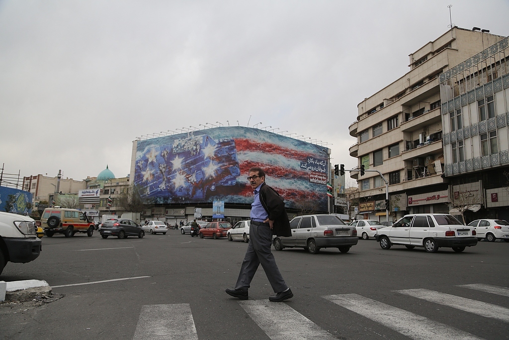 战火下的伊朗：女子学校惨遭轰炸，民众手机被黑弹出“援军已至！”