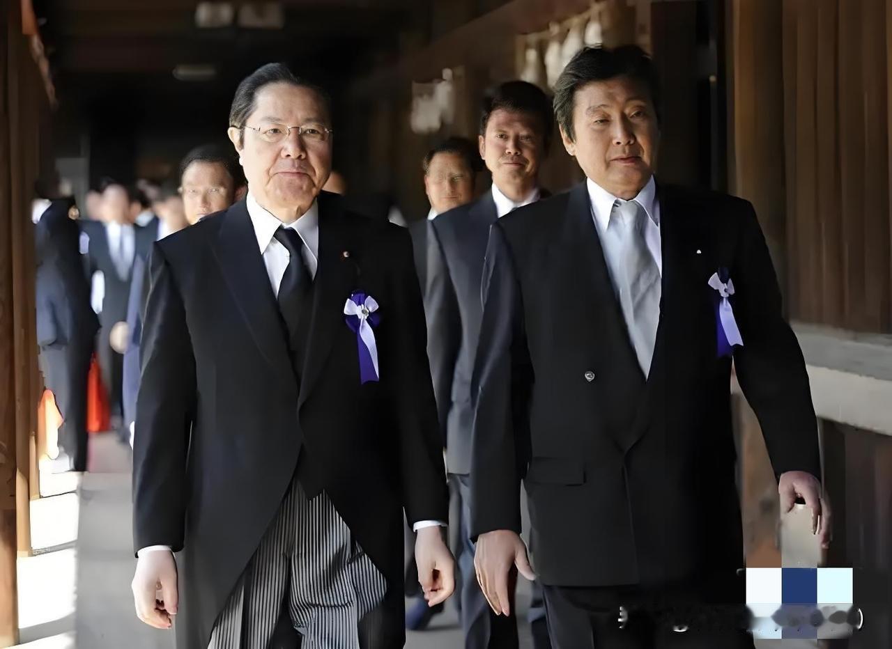 日本右翼集体抬头！
126名议员参拜靖国神社！
中国必须高度警惕！
126名日本