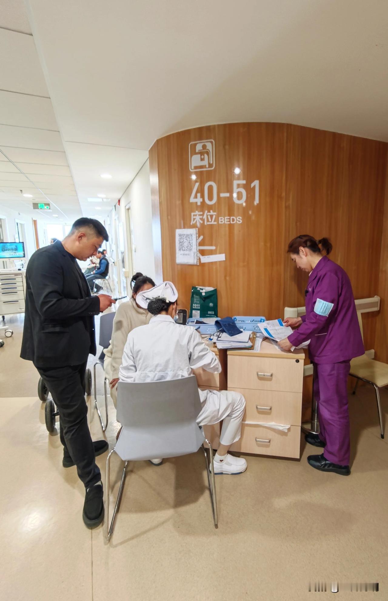 排队办理入院🀄。

一度怀疑自己来错了地方，这是护士台？但是不要怀疑🤨，住院