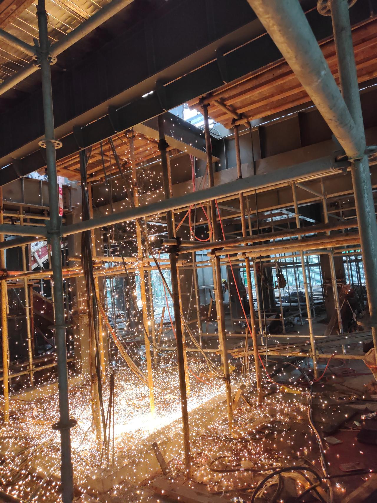 就工地现场来说，这种情况不注重防火安全，稍不注意就会起火。特别是靠近木材这些地方