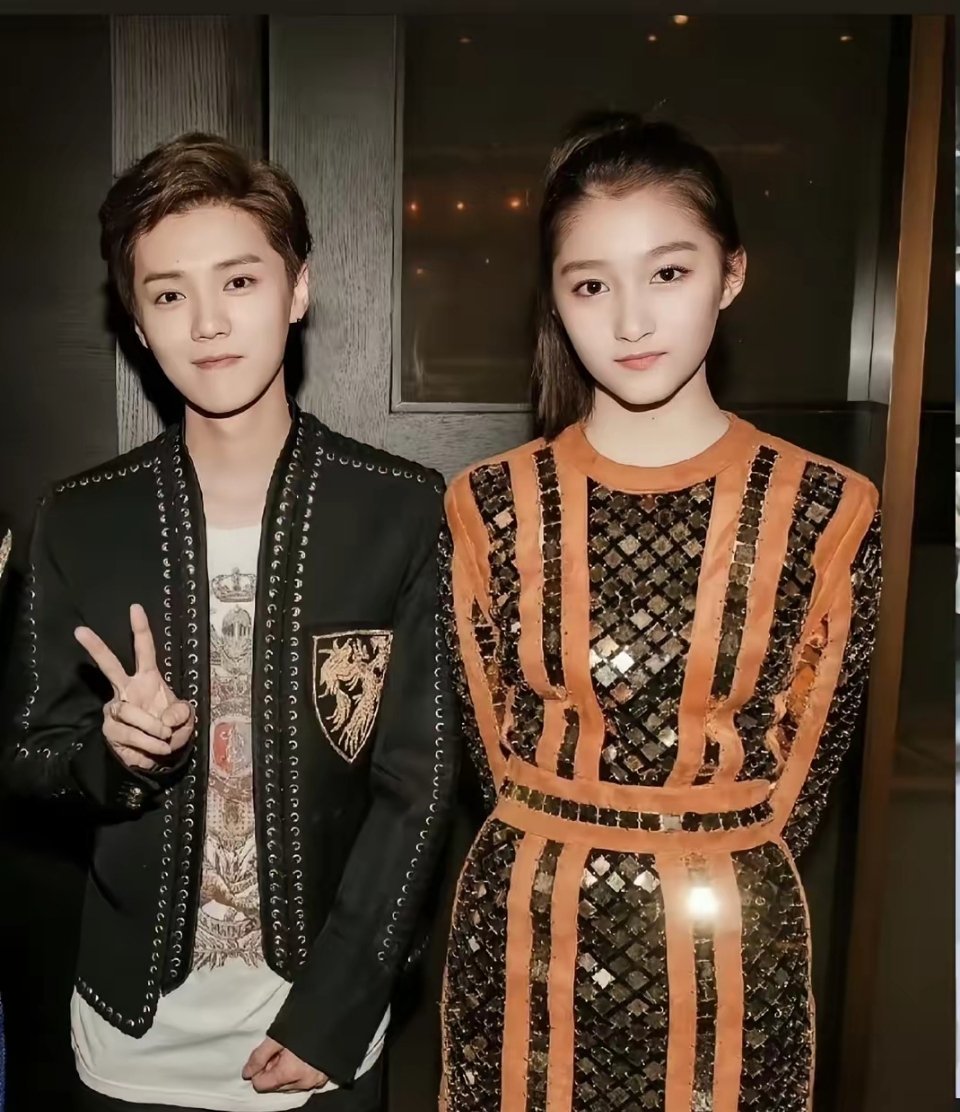 鹿晗 关晓彤坦白的说，不论从哪个角度看，鹿晗与关晓彤都不般配。第一，鹿晗虽然曾经