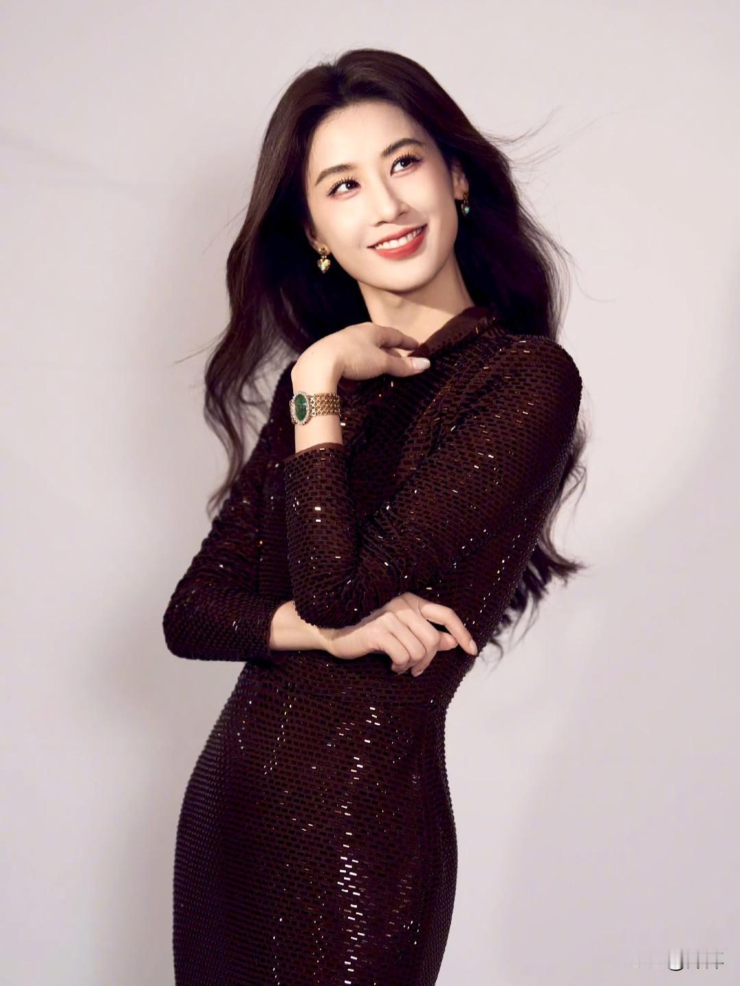 黄圣依这条修身裙完美勾勒出流畅的身材线条，腰臀比太绝了，加上眉眼间的温柔笑意，整