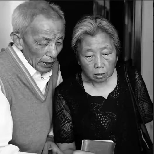 2013年，年逾花甲的知青刘宝华重返米脂县，看望他的初恋马凤兰，这个初恋是他40