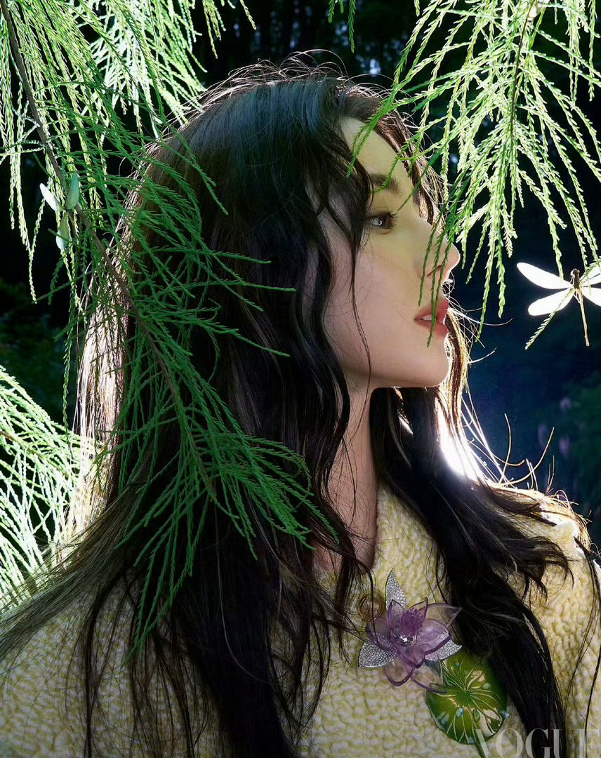 迪丽热巴造型师刘潇审美擅长运用自然景致烘托氛围感，穿搭配色大胆又和谐，打造出独一