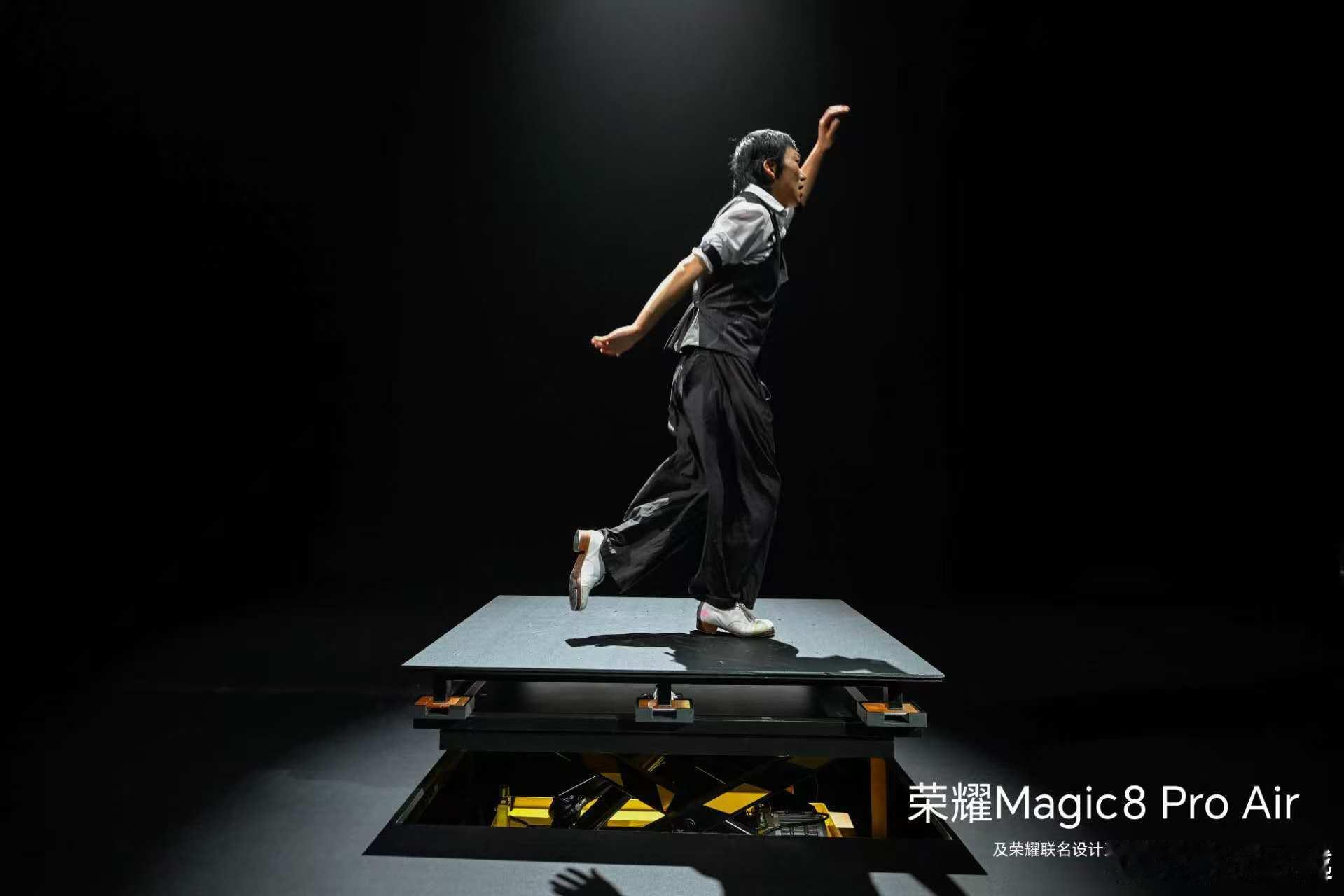 昨天的荣耀发布会现场，实在震撼。不仅有精彩的踢踏舞表演展现抗弯折，更有155g重