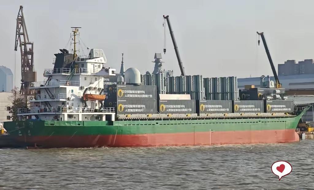 美国《战区》网站报道称，中国一艘中型货船上出现了大量的火力单元，包括舰桥前方安装