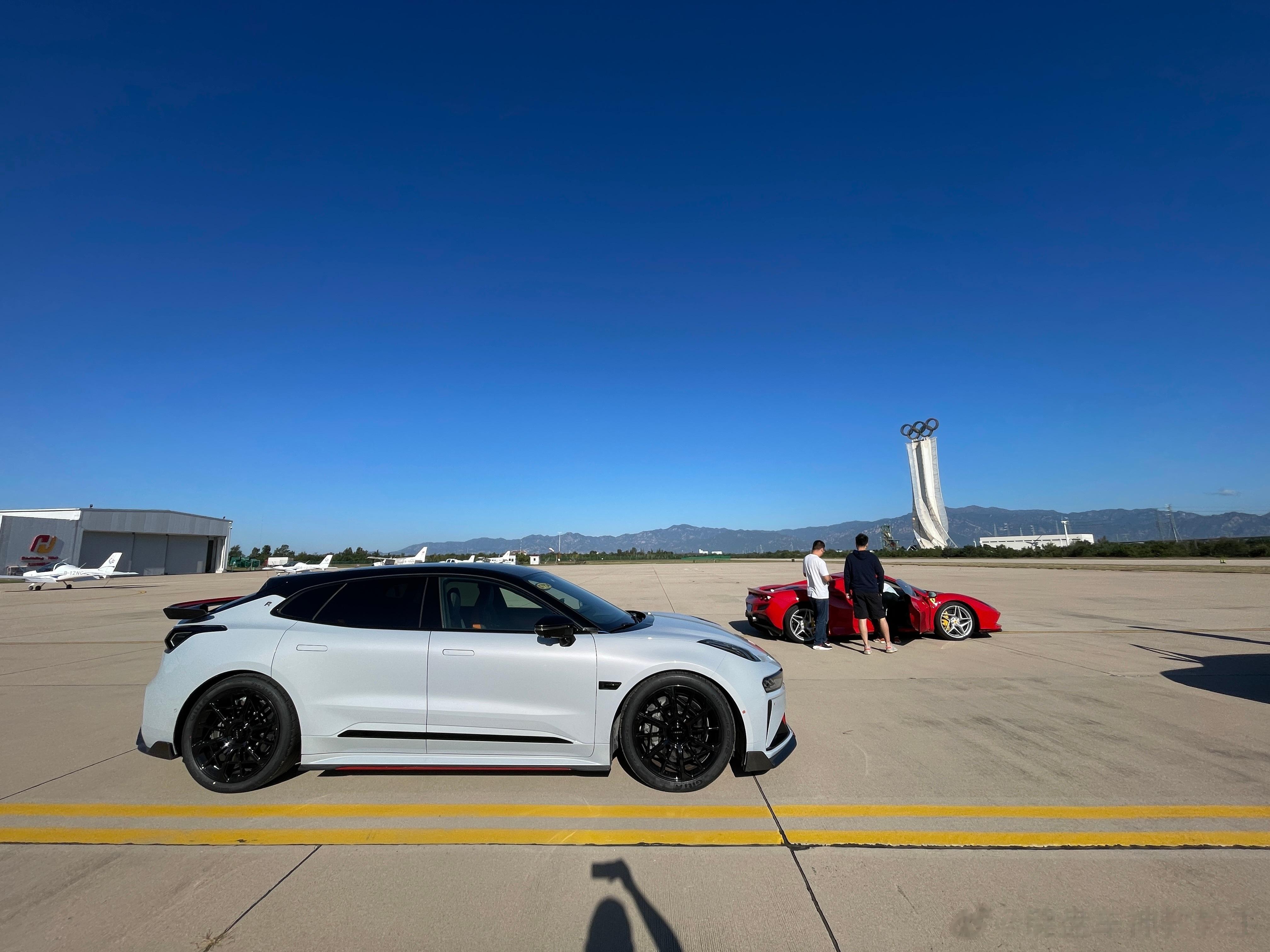 为了1265马力的大家伙，包下了机场，打一次富贵账～ ​​​