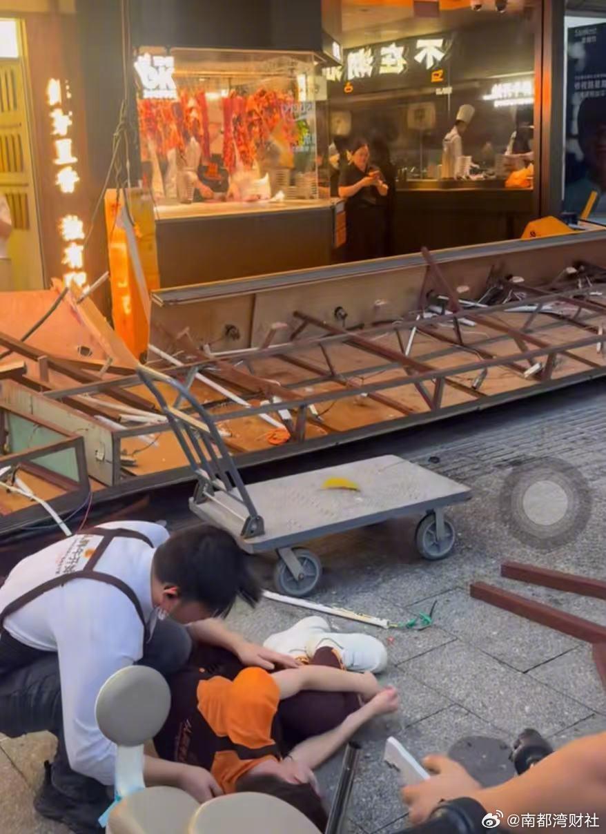 【#传记潮发就门店招牌掉落致歉#！】#传记潮发回应招牌锈蚀脱落##传记潮发称员工