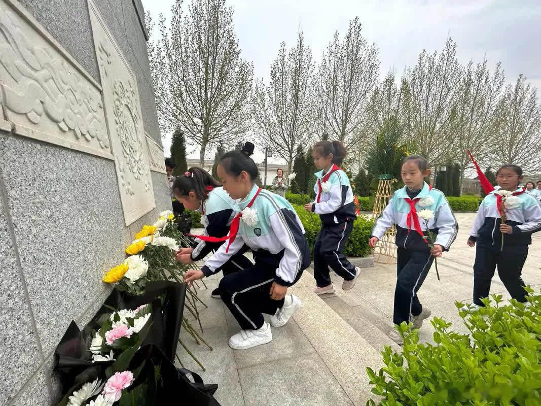 1988年农民朱海清在地里干农活，村长气喘吁吁跑来：“别干了，快回去，你家来了个