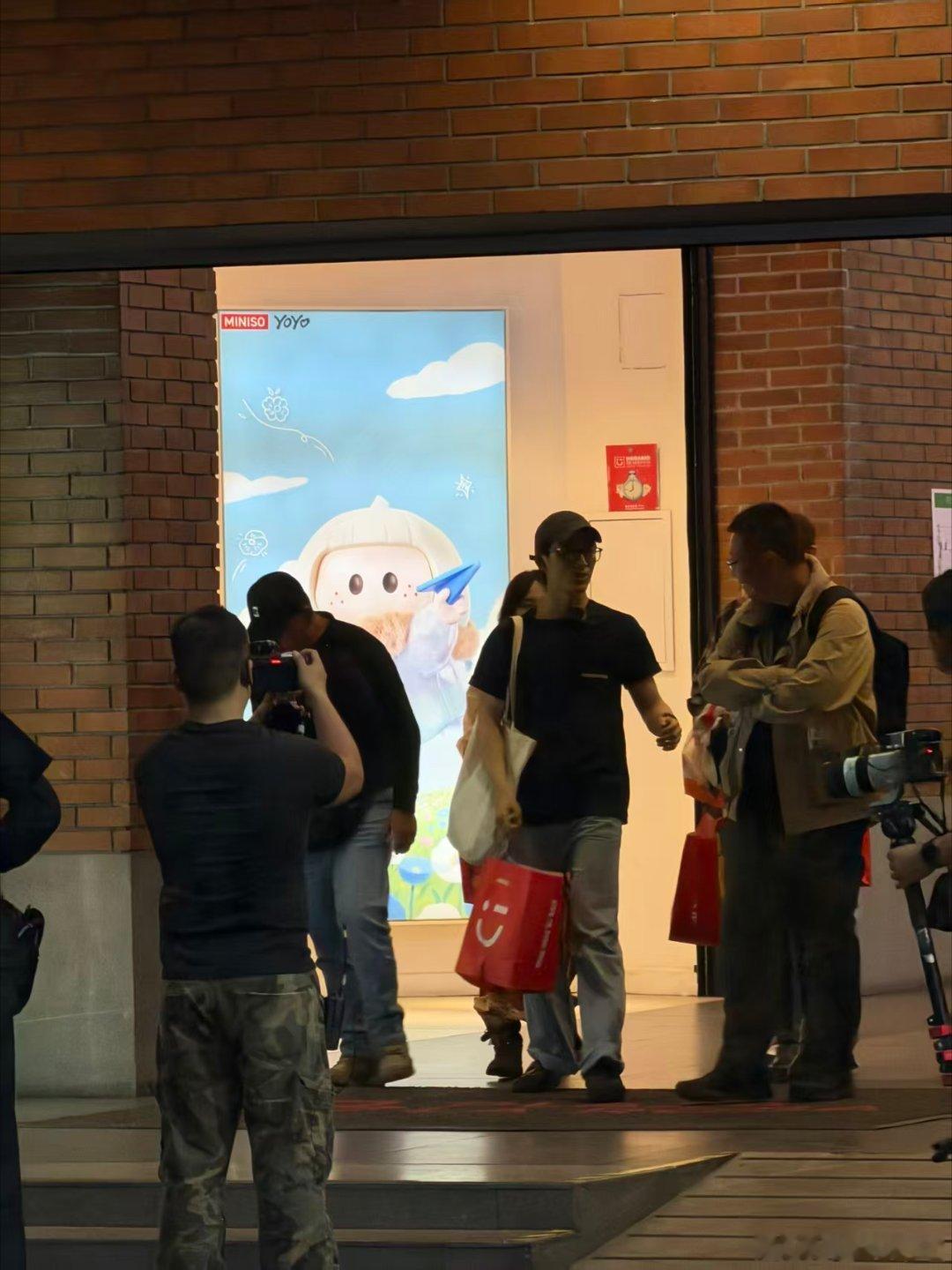 邓为墨西哥逛街背雷霆大包远赴墨西哥游玩，邓为王星越抽空闲逛市井街头。入手名创优品