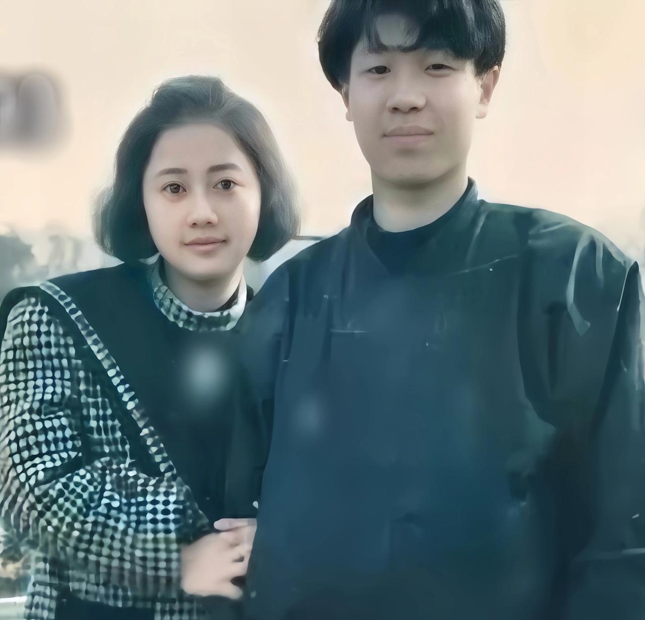 这是一对小夫妻相隔30年的合影对比。
30年前，一对小夫妻在一起合影。丈夫英俊潇