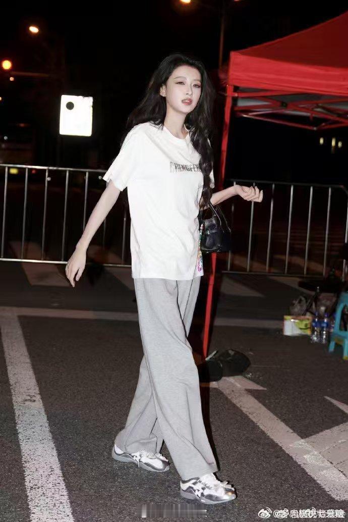 孙怡阚清子已经和好了乘风2026不和传言不攻自破！孙怡阚清子早已和好，姐姐们并肩