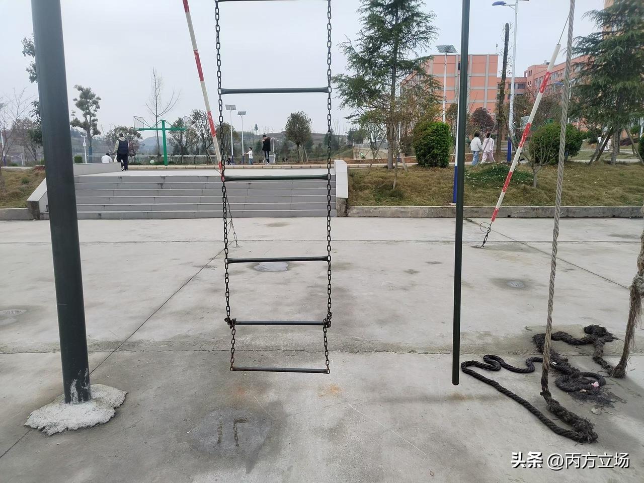 每天经过这里，我都想试试，
自己爬上去再旁边下来，
搞完这个动作过程，需要多久？