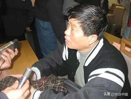 杨祖武1947年生在北京，小时候在先农坛体校系统的少年班踢球，打边后卫和后腰位，
