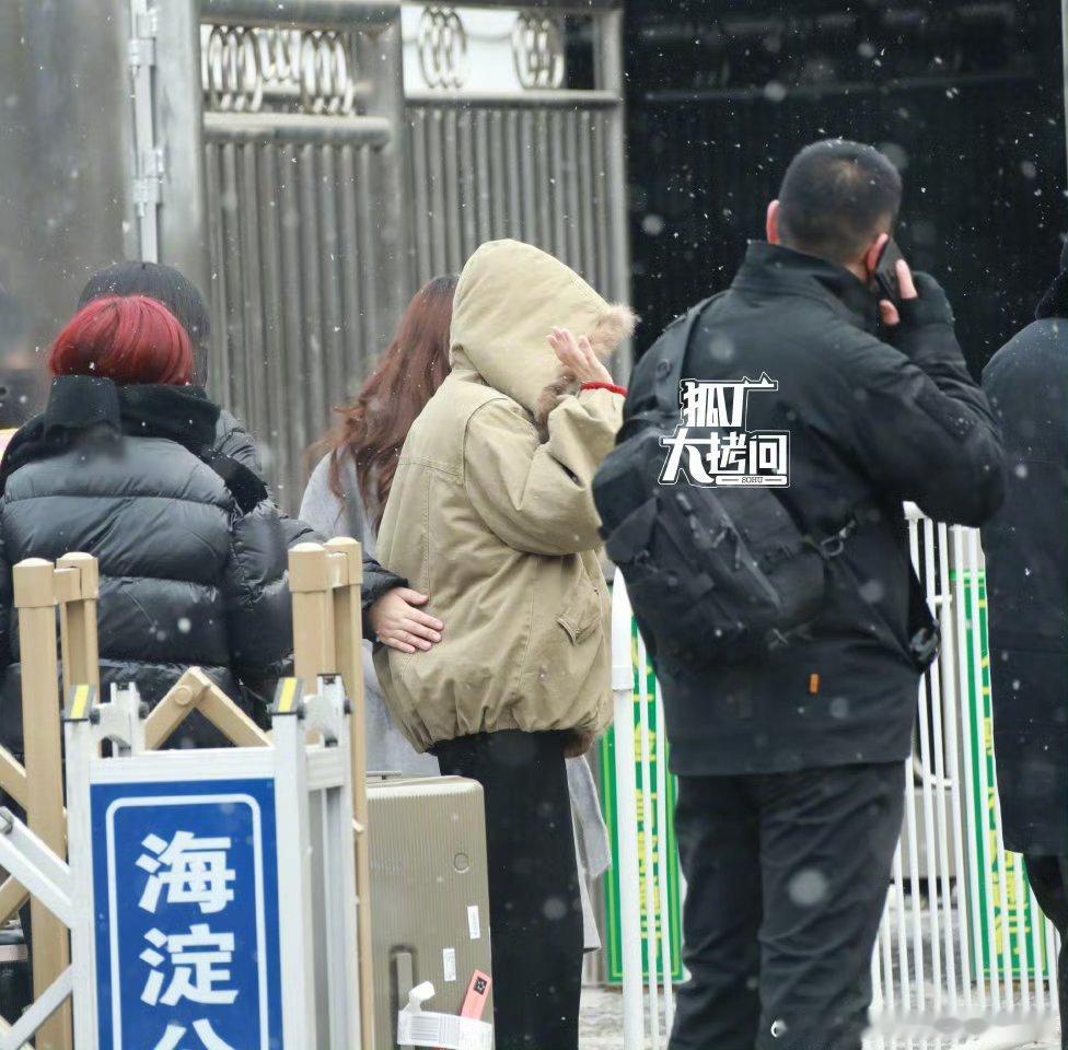 白鹿亮相今年马年春晚联排，在用手接雪花哈哈 