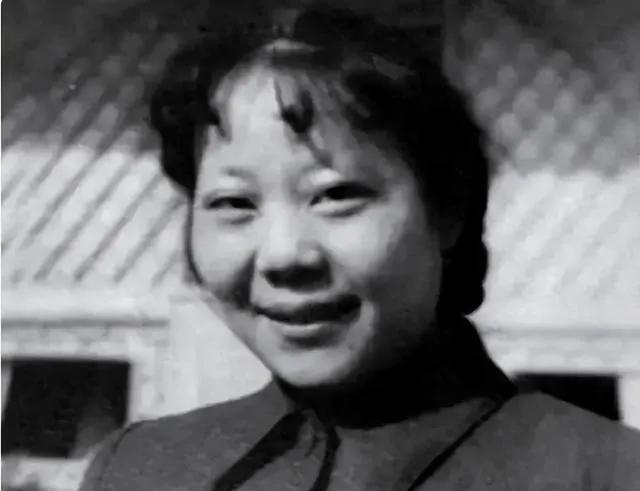 1948年，毛泽东离开城南庄去西柏坡。吉普车翻山越岭，经过一条荒凉山路时，路边草