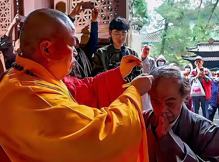 这是2020年释永信在少林寺为漫画家蔡志忠剃度出家时的照片。
       这一