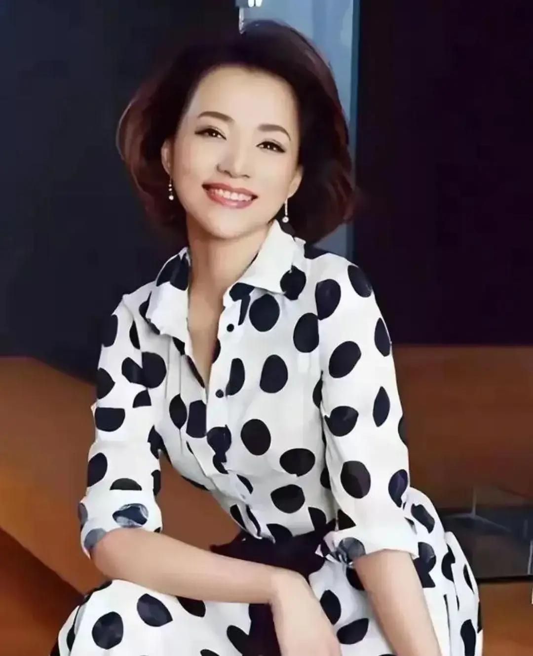 [太阳]董卿说：“我们睡过同一张床，喝过同一杯水，吃过同一碗饭，牵过彼此的手，搂