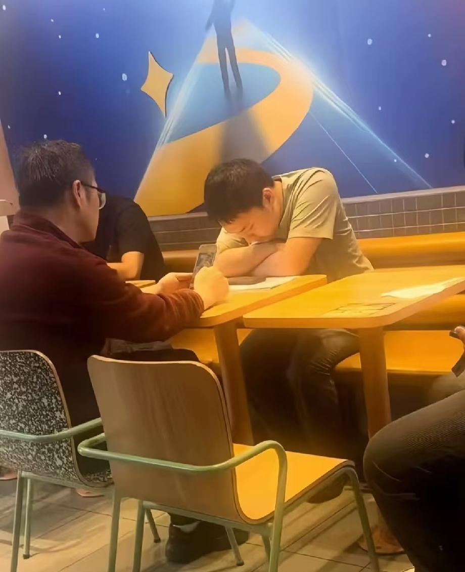 和解了!老师请学生吃汉堡。他是大四重修学生，本身心里压力不小。上课睡觉被老师叫醒