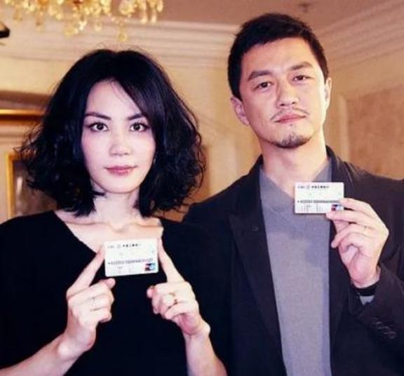 2005年，王菲怀孕4个月的时候，医生告诉她：“这个孩子有可能是兔唇。”李亚鹏问