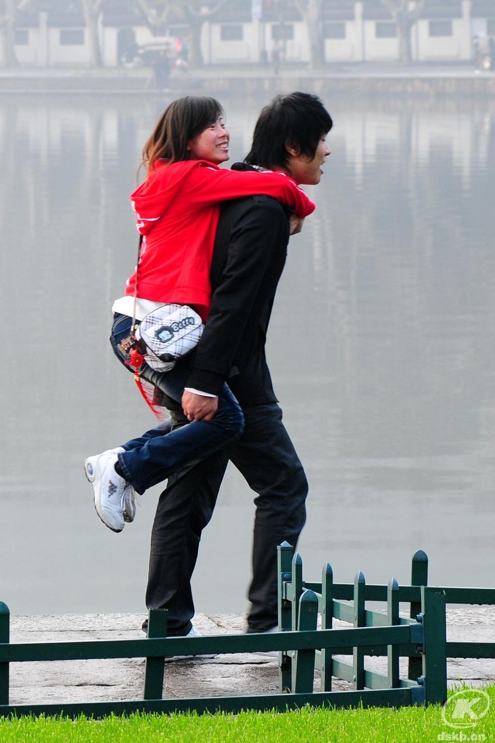 警惕！准时回家的好丈夫，可能是藏得最深的出轨者
 
每天准点到家，对你温柔备至，