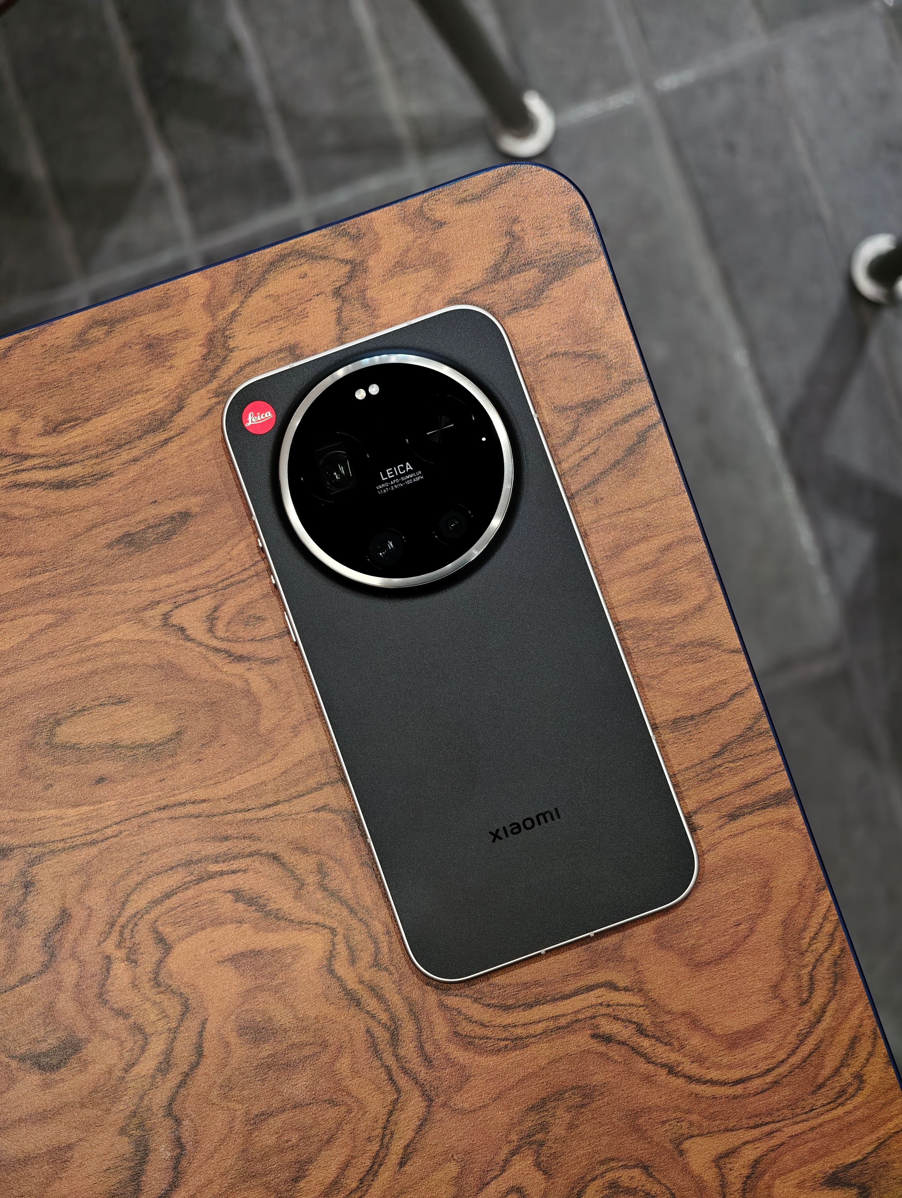 摸了摸朋友新买的小米17 Ultra 徕卡版黑银色 这个黑银色确实更帅一些，比素