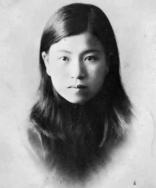 这张珍贵老照片拍摄于1931年，画面中的女子在近代史上极具知名度，大家不妨细细辨