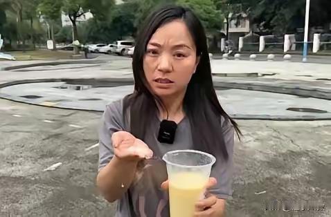 简直丧尽天良！6月16日曝光，四川一女子带娃吃火锅，点的“鲜榨玉米汁”孩子猛喝好