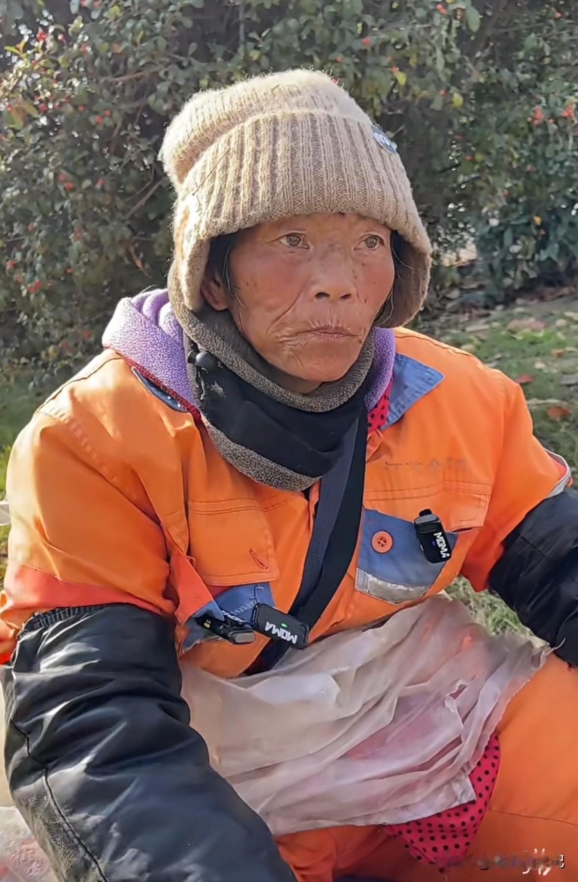 59岁大姐，每个月收入2300块钱，还要被儿媳妇要走2000块钱，自己就留300