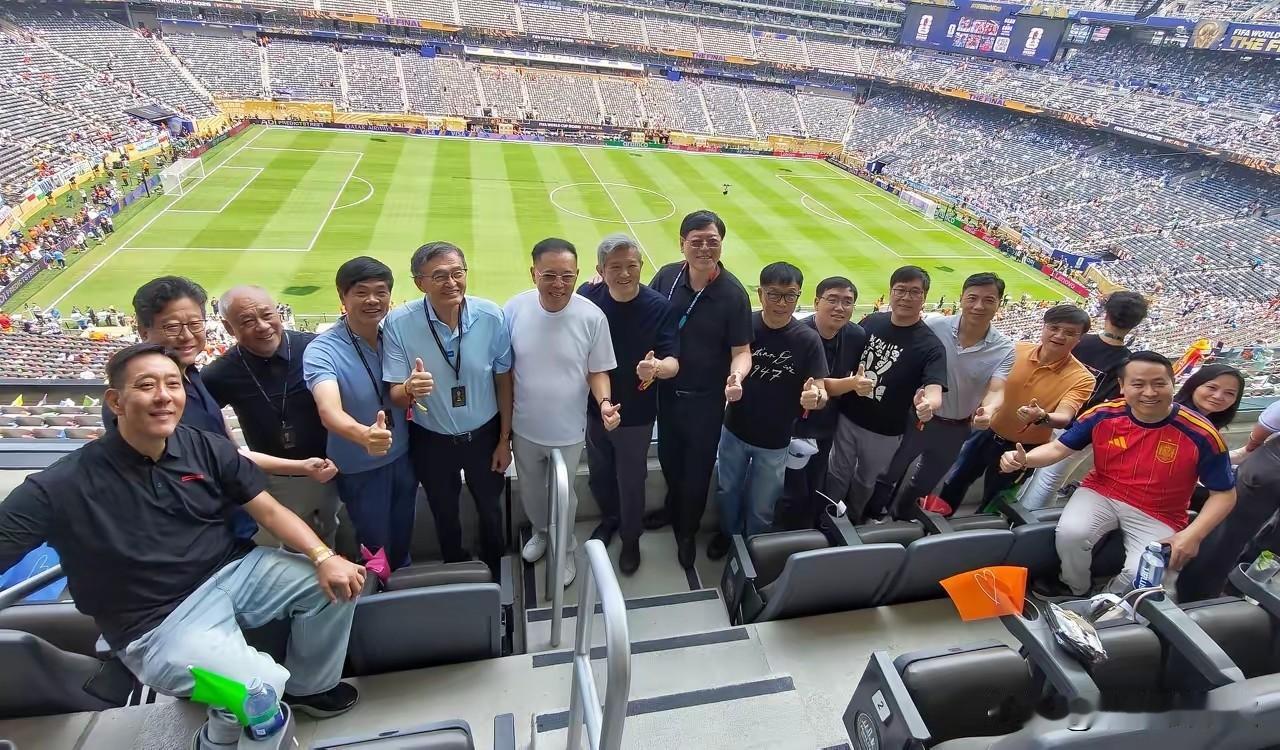 商界精英组团去应该也要AA吧。毕竟世界杯决赛包厢费用那么高，一张票应该20万+，
