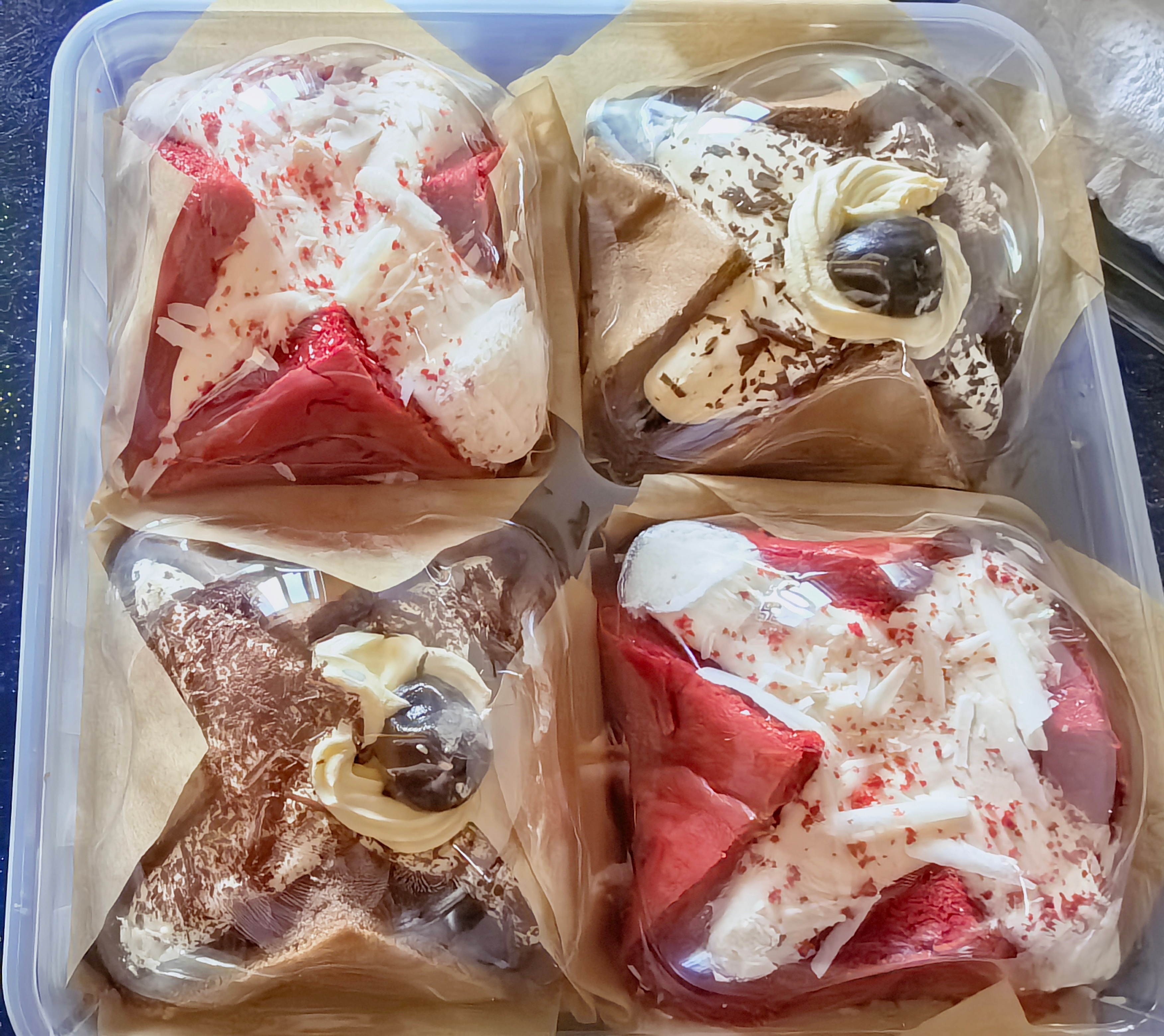 新的一周开启，早安啊，今日份早餐来份牛乳爆馅小蛋糕🧁吃，黑森林➕红丝绒~ 