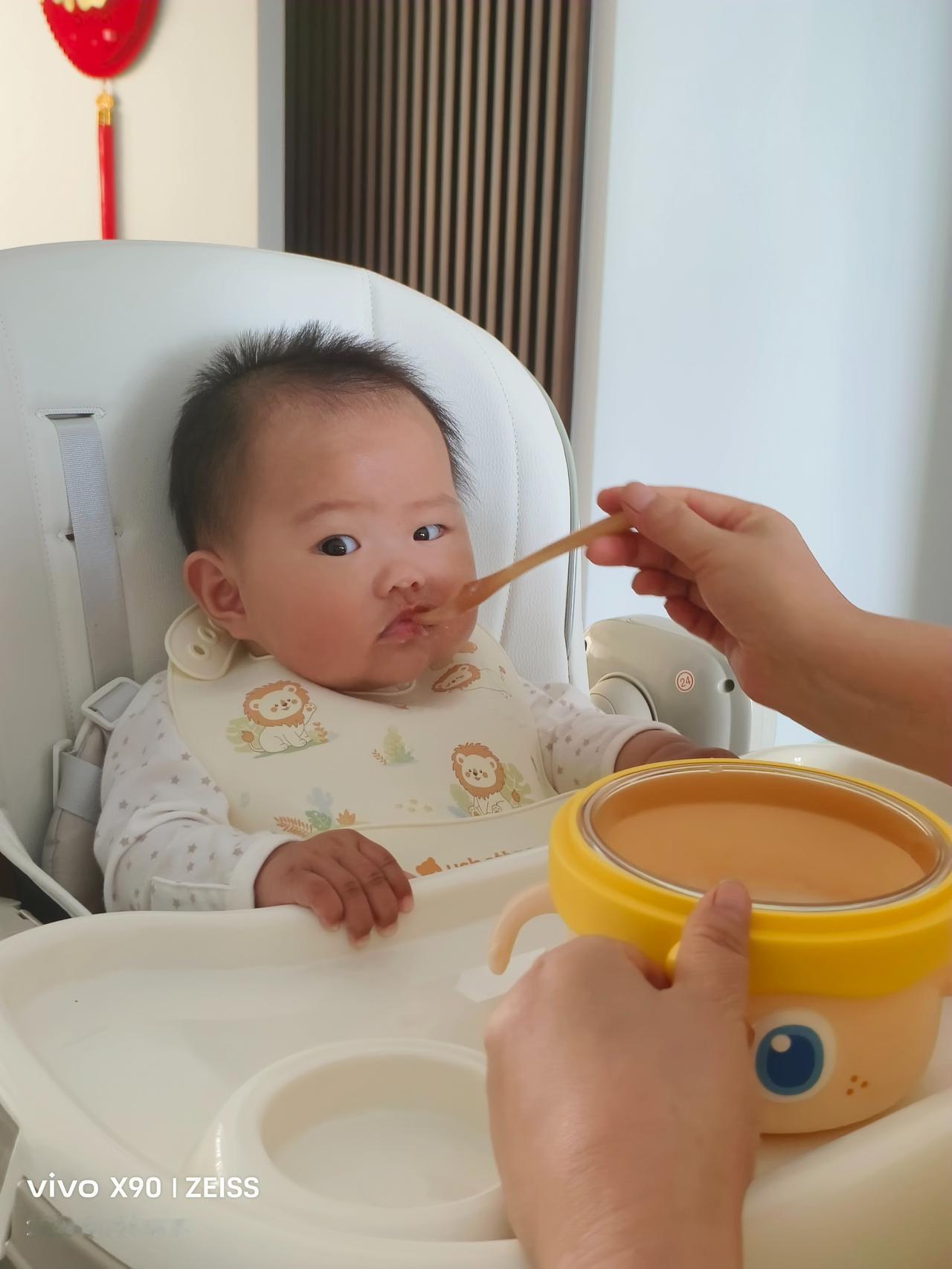 6个月了，第一次吃辅食！