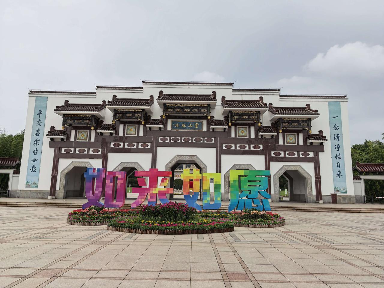 无锡灵山大佛与庐山东林大佛极为相似：同是巨型露天铜铸立佛，同是通高80米以上（灵