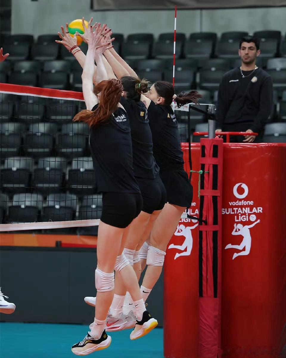 博斯+泽赫拉+马尔科娃三人拦网，看看欧冠半决赛朱婷和加比能不能突破一下