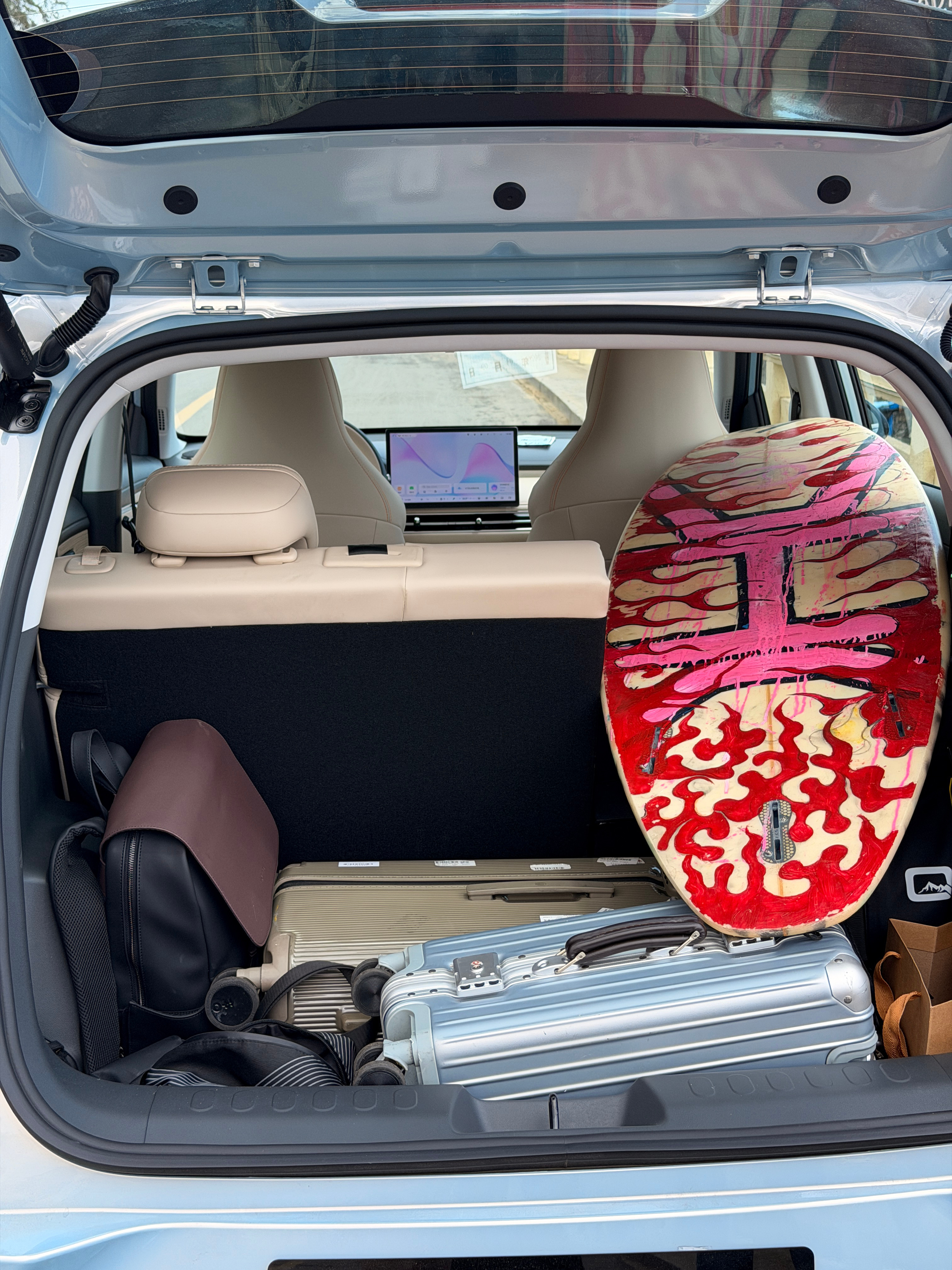 你别说，五菱缤果S这车真能装！这两天我们仨人在万宁，一个27寸行李箱+一个20寸