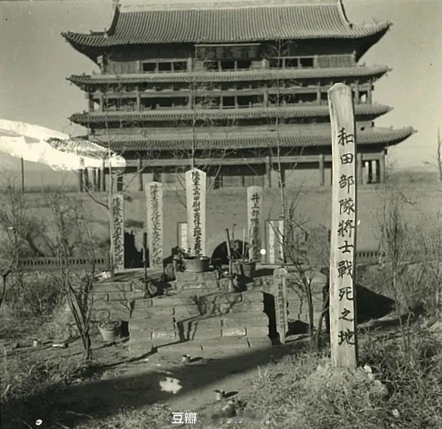 1937年太原沦陷后，日军在首义门设灵位祭奠战中牺牲的日军，地上的破碎啤酒瓶可见