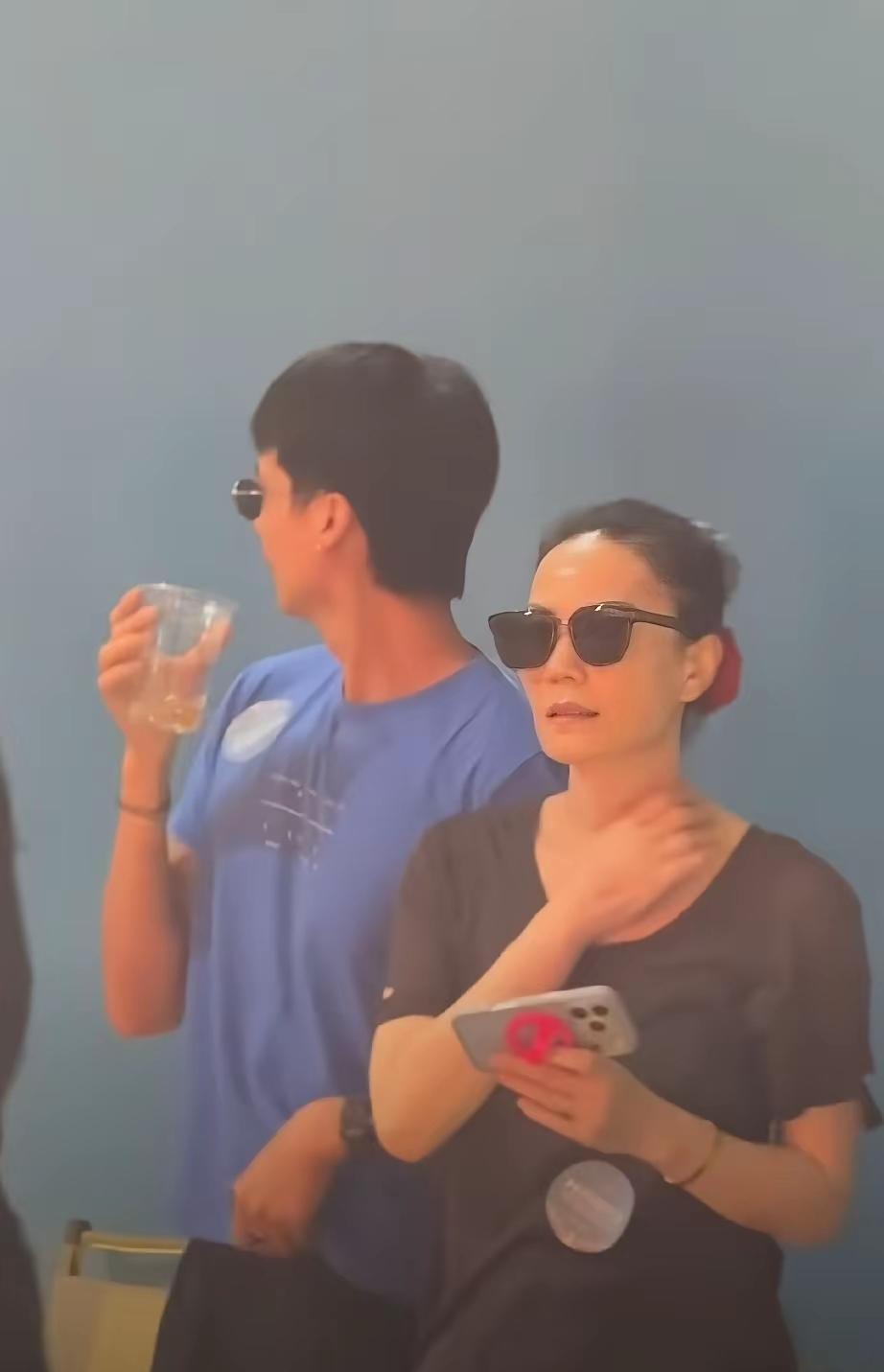 王菲的此次音乐节露面，不少网友发帖说对她祛魅了。
 
王菲这些年对外的形象，一直