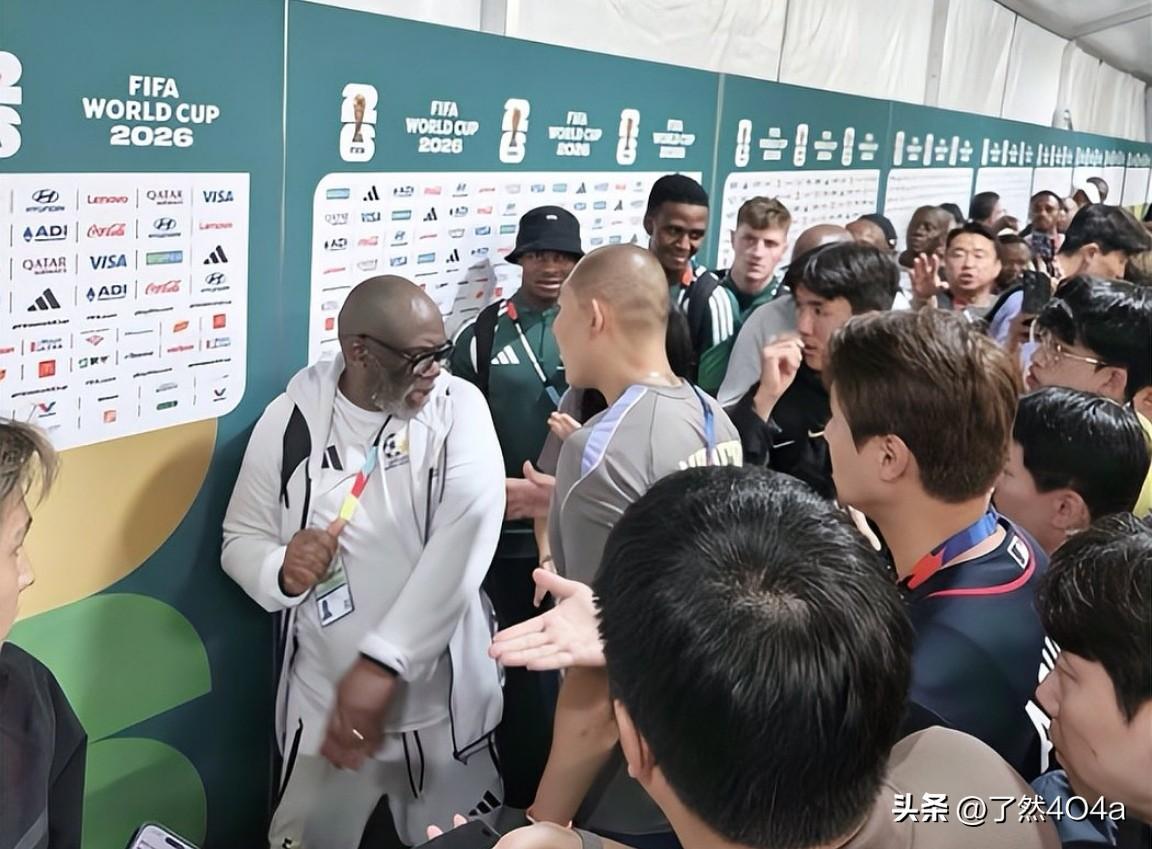 世界杯赛场爆冷输球，赛后采访区竟因庆祝歌声引发激烈冲突。
在2026年美加墨世界