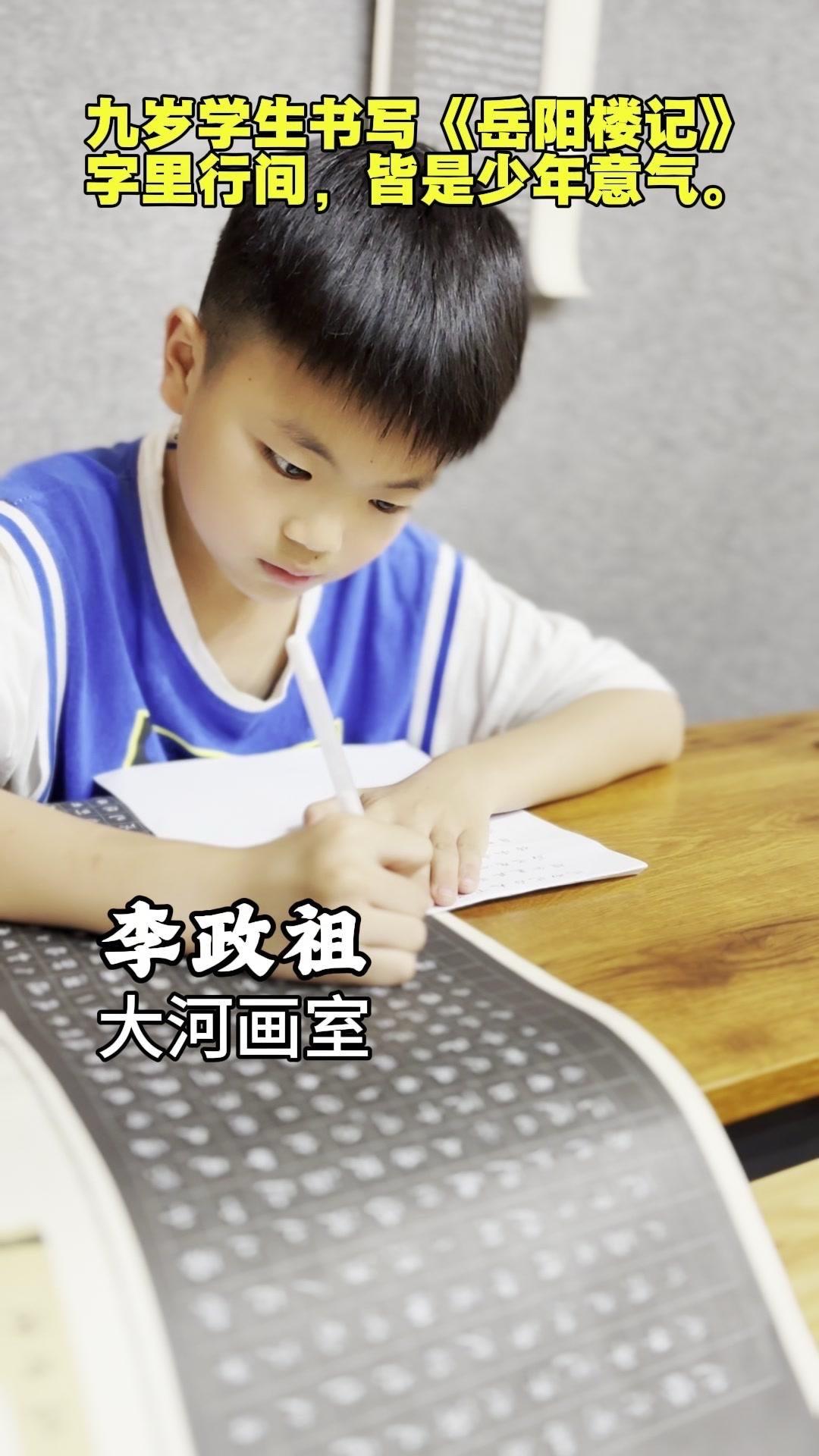 练字让我快乐，笔尖划过纸张的瞬间，疲惫都消散了。在大河画室里，我像一株蓬勃生长的