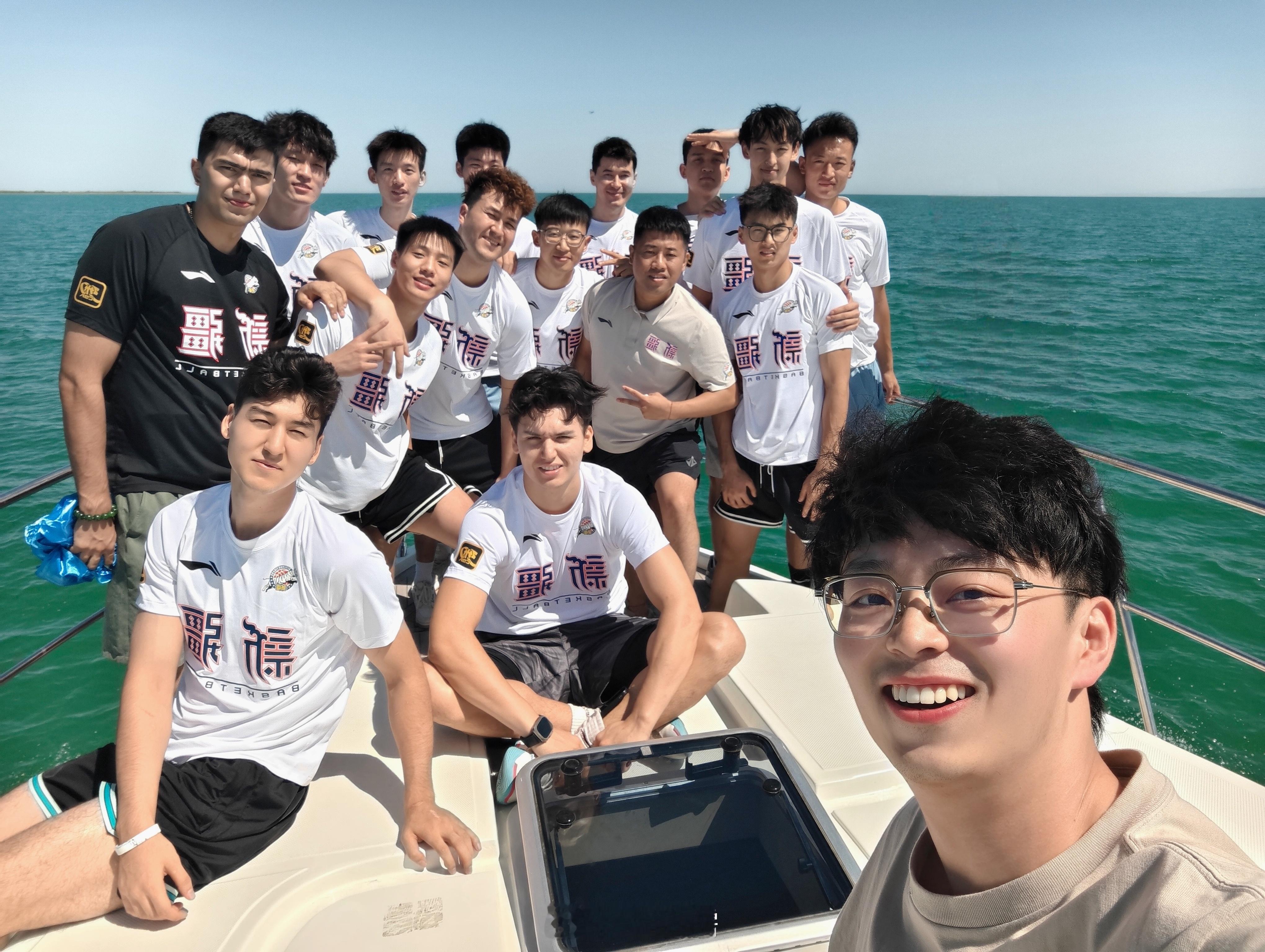 老卢来问问大家，谁想吃鱼了[喵喵]包游艇！带兄弟们出海！！！我的观赛搭子新疆男篮