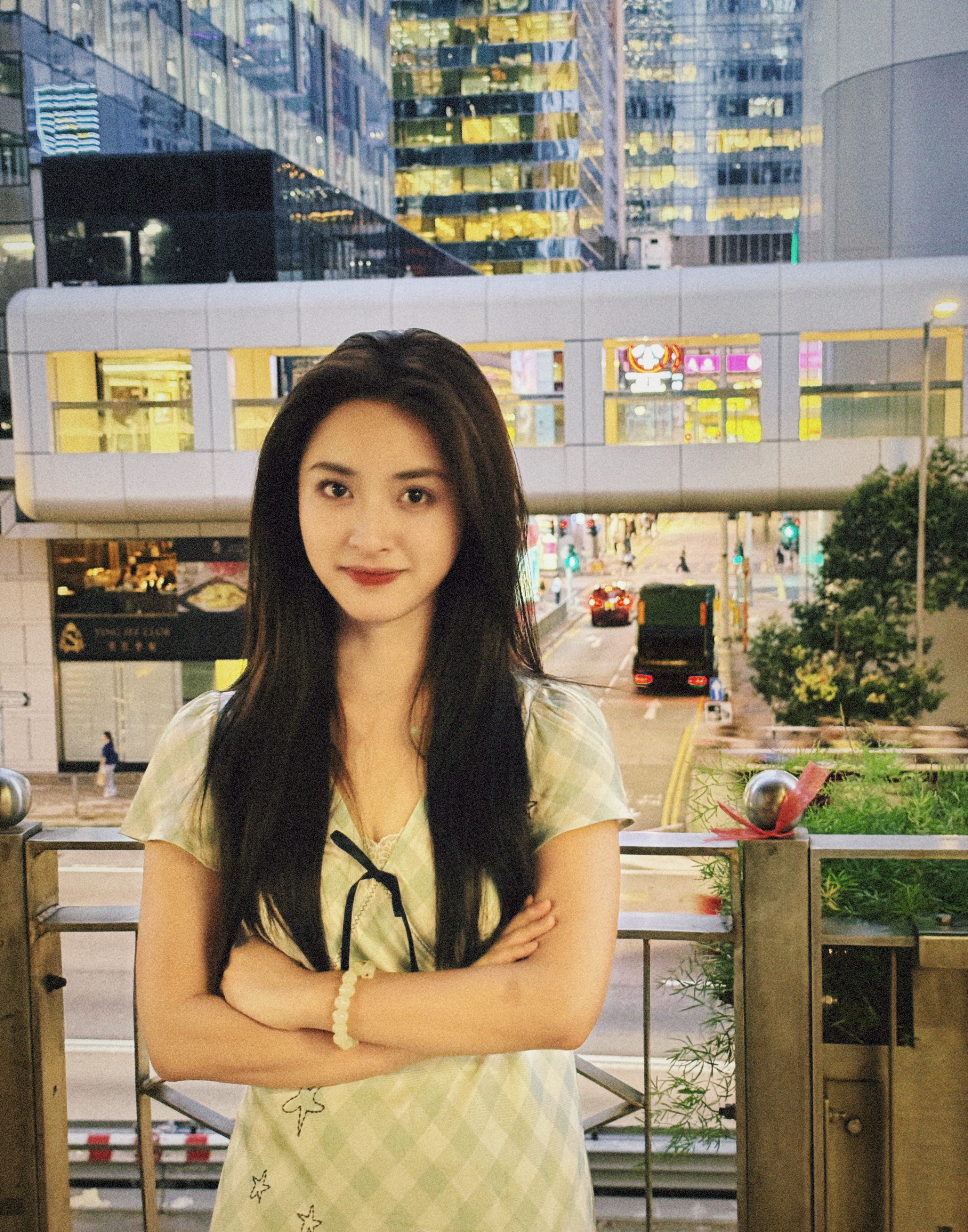 “维港的风同时在我们身上吹拂”沈月香港游客照
