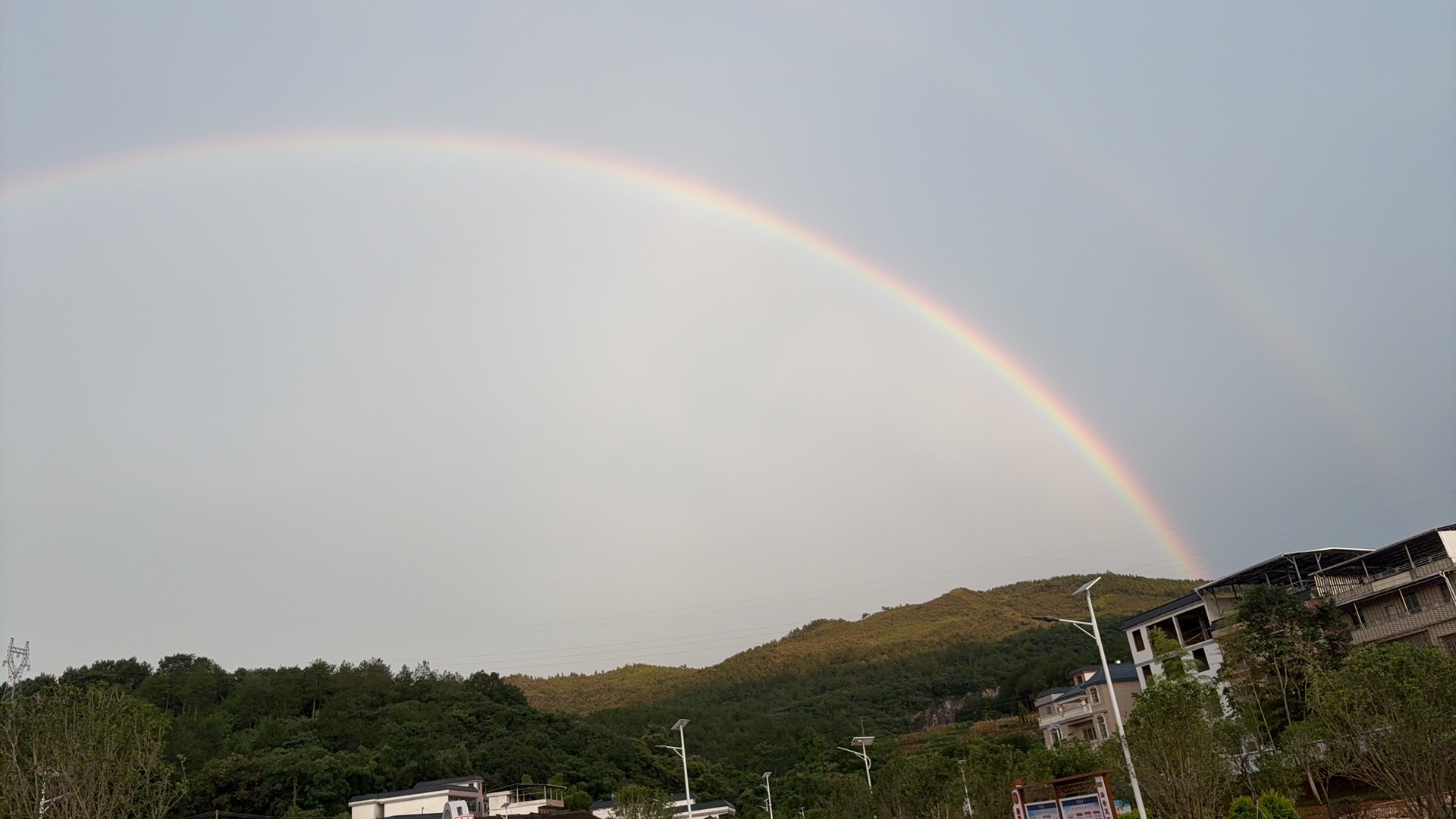 股民最富有的是时间       股市不开盘的日子，既可以欣赏田园风光，又能散步健